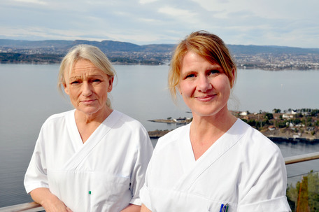 Hanne Haugland og Anne Riisøen Selsjord på Sunnaas med Oslofjorden i bakgrunnen