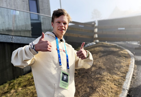 Mikkel Munthe viser tomler opp