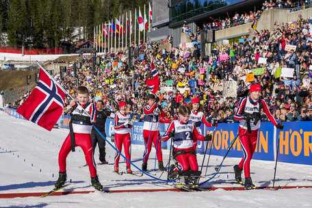 Team Pølsa går over målstreken med stort norsk flagg