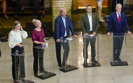 Partilederne i Rødt, SV, Senterpartiet, MDG og Arbeiderpartiet oppstilt i Stortingets vandrehall