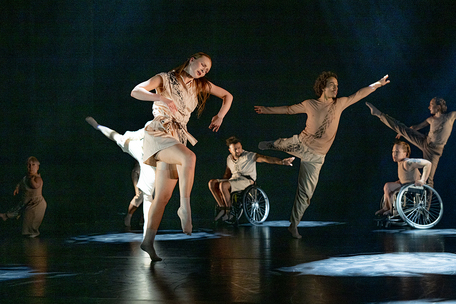 Ballettforestillinger med to dansere i rullestol og tre gående
