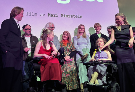 Mari Storstein på scene med crew og skuespillere fra Min første kjærlighet