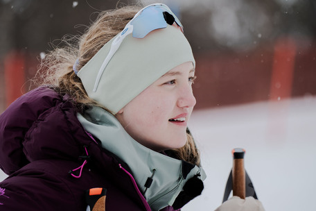 Sunniva Spangelo støtter seg på skistavene