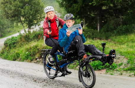 Syver Blindheim leser kart på tandemsykkel med Kjersti O. Linnes