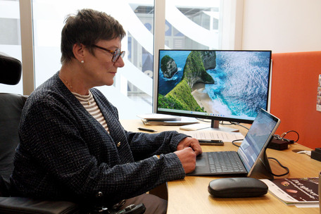 Tove Linnea Brandvik skriver på laptop