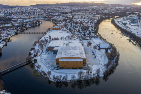 Luftfoto av Trondheim Speltrum og bydelen Øya i snø