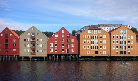 Nidelven med husene langs brygga på Bakklandet