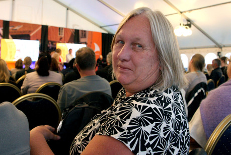 Ingeborg Rasmussen i seminartelt på Arendalsuka med scenen i bakgrunnen