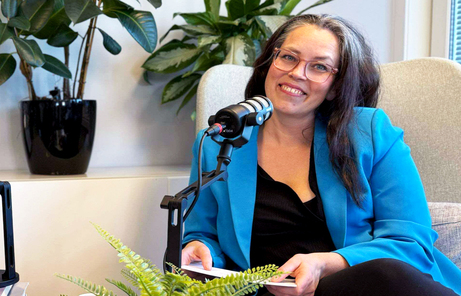 Hege Tegler bak podkastmikrofon