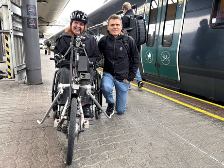Mari Svartveit Hansen på sykkel ved siden av ektemannen på togperrong