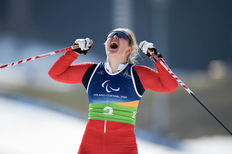 Jublende Vilde Nilsen i skiløypa