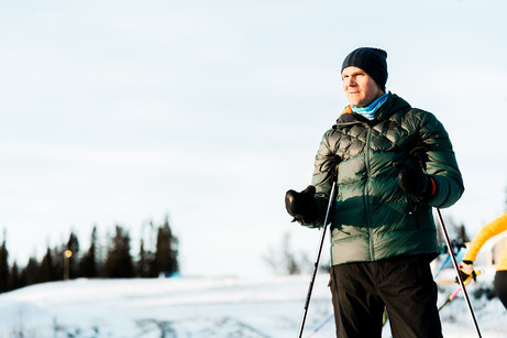 Øystein Pettersen står med ski og staver på og snakker