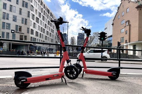 To parkerte sparkesykler på fortau