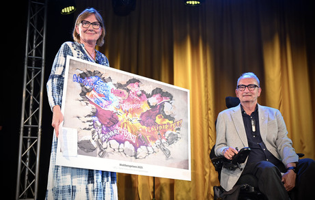 Alette Reinholdt tar imot Stolthetsprisen fra Lars Ødegård