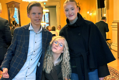 Mikkel Munte, Pia Hasund Vareberg og Sunniva Spangelo i selskapslokale
