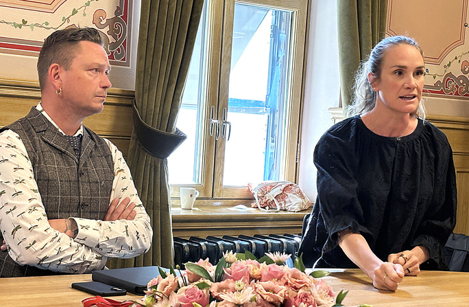 Remi Sølvberg og Birgit Skarstein i møterom på Stortinget