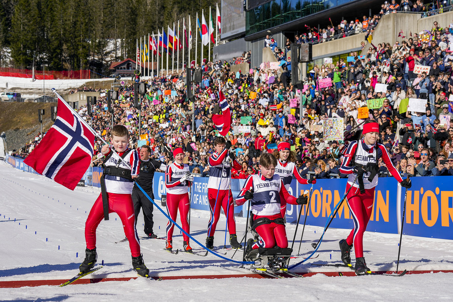 Team Pølsa går over målstreken med stort norsk flagg