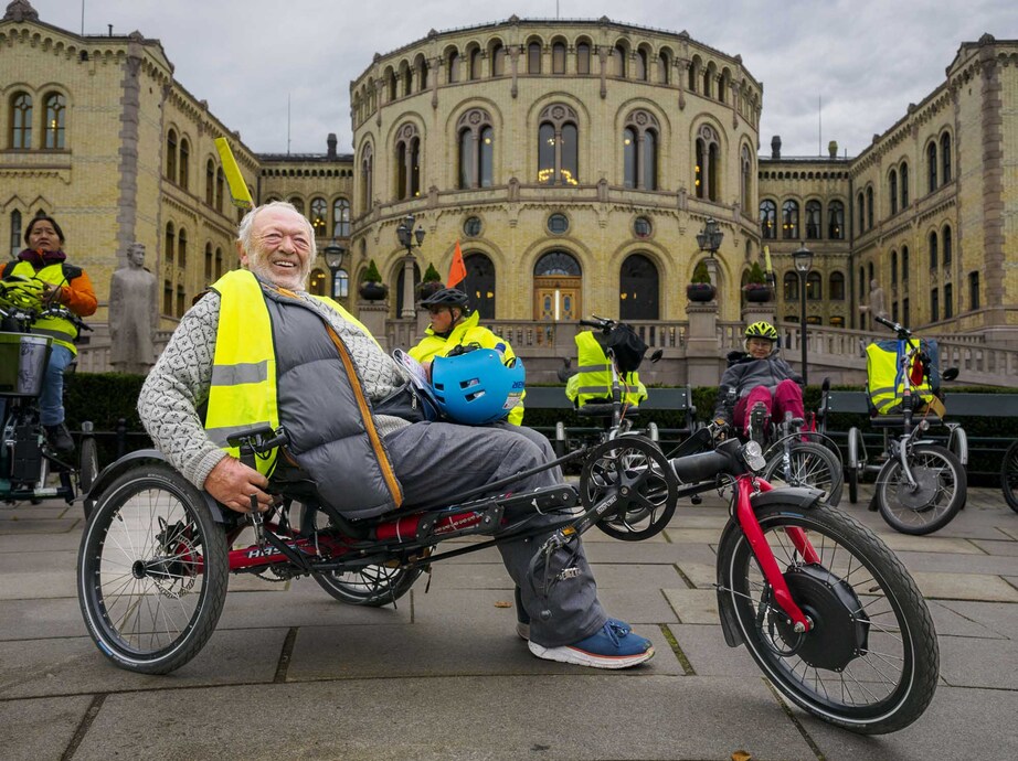 Funksjonshindrede på aktivitetssykler foran Stortinget