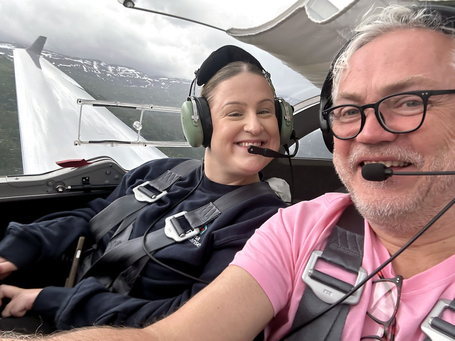 Amalie Rakkestad sammen med flyger i småfly