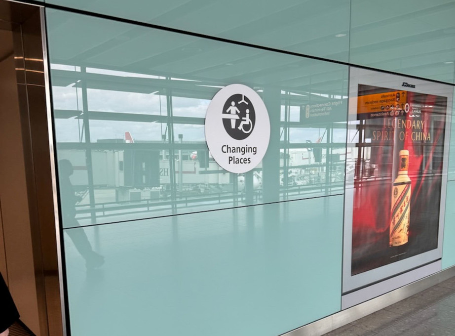 Changing Places-skilt i flyplassterminal