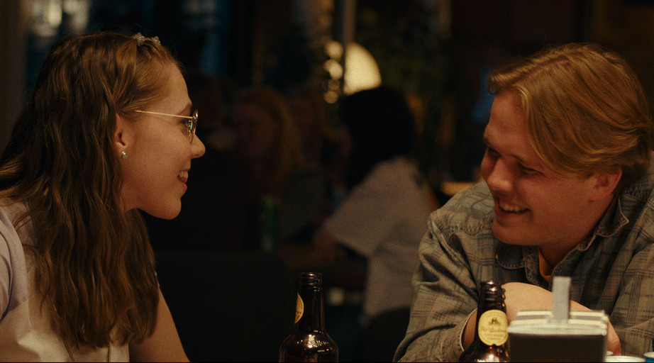 Marie Flaatten og Niels Halstensen Skåber som Ella og Oliver på en bar