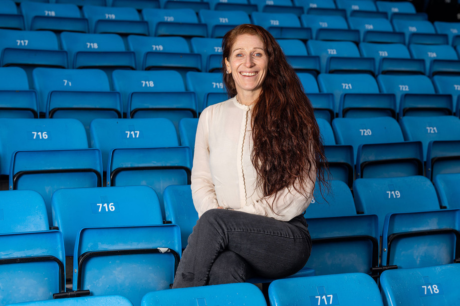 Lise Klavenes sittende på tom tribune