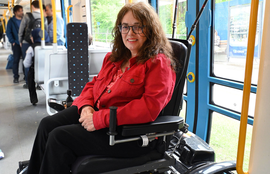 Magnhild Sørbotten i elektrisk rullestol på trikk