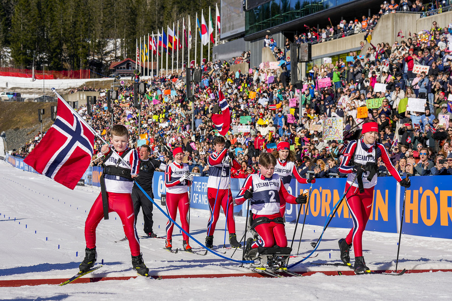 Team Pølsa går over målstreken med stort norsk flagg
