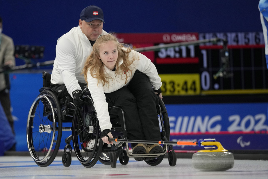 Mia Larsen Sveberg og Jostein Stordahl i rullestol på curlingbanen