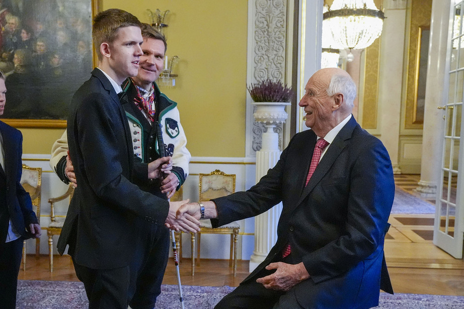 Syver Blindheim hilser på kong Harald på Slottet mens Øystein Pettersen står i bakgrunnen,