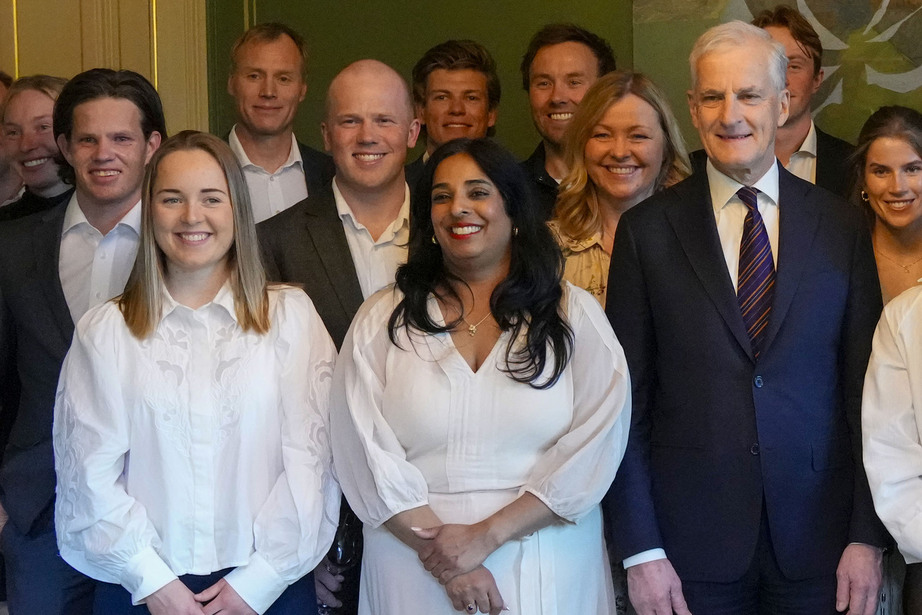 Utsnitt av gruppebilde med Vilde Nilsen, Lubna Jaffery og Jonas Gahr Støre