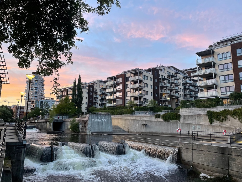 Akerselva og Nydalen med boligblokker
