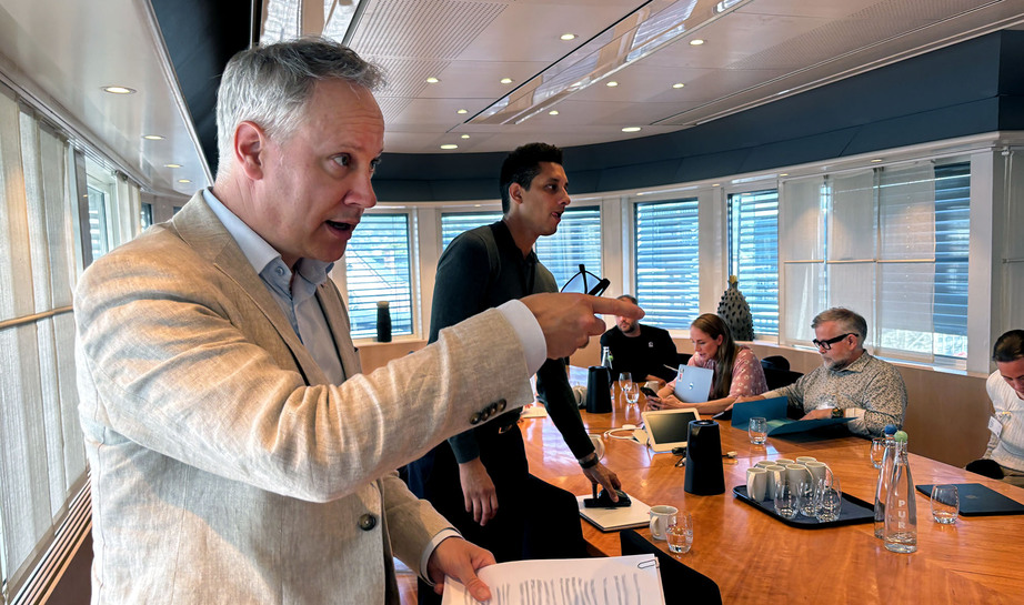 Jon-Ivar Nygård med rådgiver og funksjonshindrede i møterom