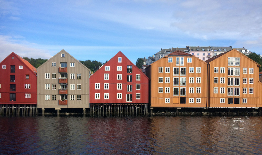 Nidelven med husene langs brygga på Bakklandet