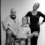 Geir-Atle Johnsen (til venstre) er skuespiller og musikant, Johannes Loftsgård er skuespiller og Marianne McGill har regien på forestillingen Funksjonshemmet – minutt for minutt (Foto: Bacalao Performance Company)