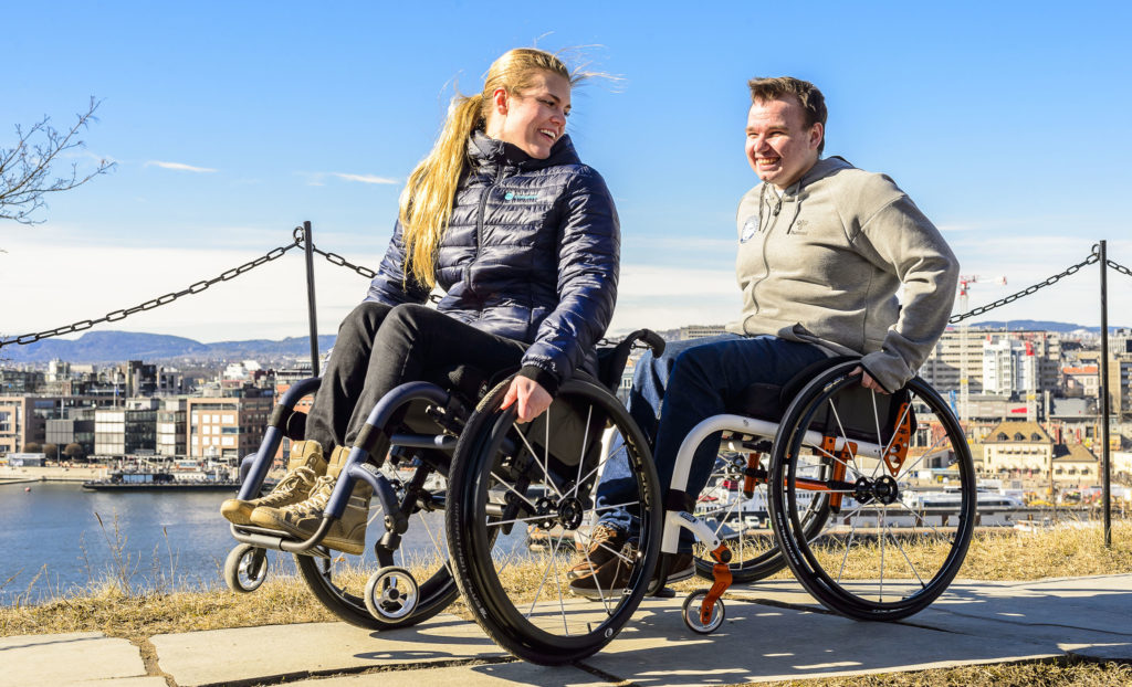 Lena og Johan fotografert oppå festningsvollen med Aker Brygge i bakgrunnen.