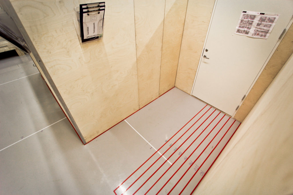 Bilde av markeringer i en korridor-modell med dør.