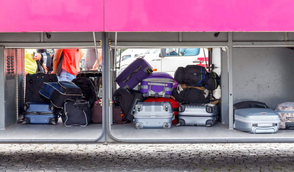 Bilde av kofferter i bussens bagasjerom.