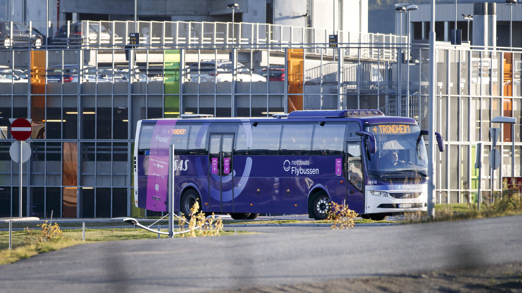 Bilde av flybussen på vei ut fra terminalområdet på Værnes.