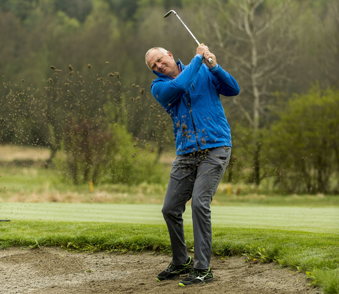 Per-Arne slår seg ut av en bunkers så sandspruten står.