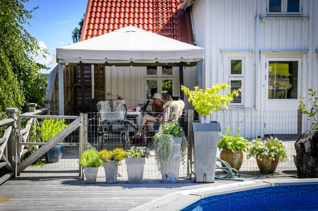 Blomsterkrukker på terrassen.