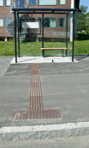 Bilde av bussholdeplass med ledelinje.