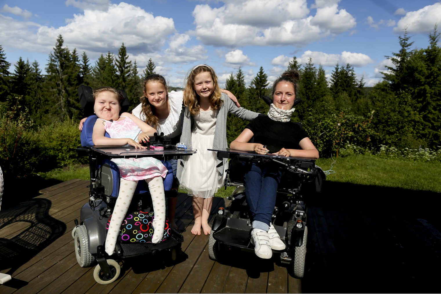 Foto av søsknene Linnea, Martine, Kaisa Ottem-Holmsten og Mari Storstein