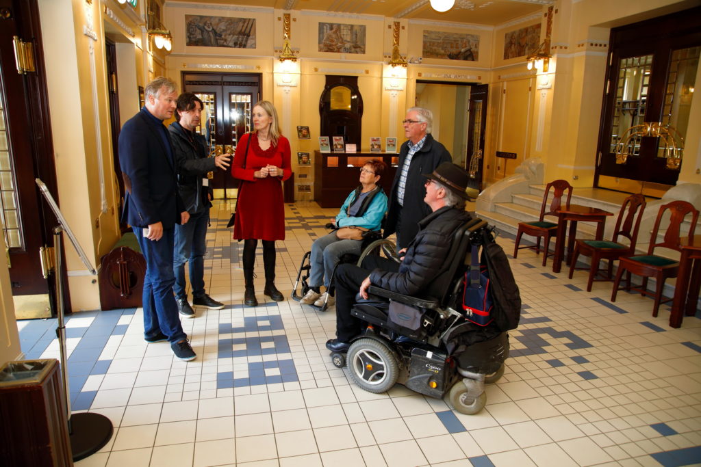 Gruppen med mennesker i vestibylen på Den Nationale Scene.