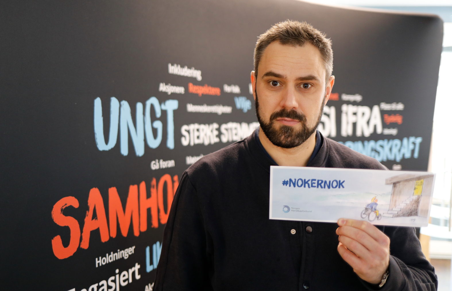 Herttua fotografert med kampanjeplakaten #nokernok