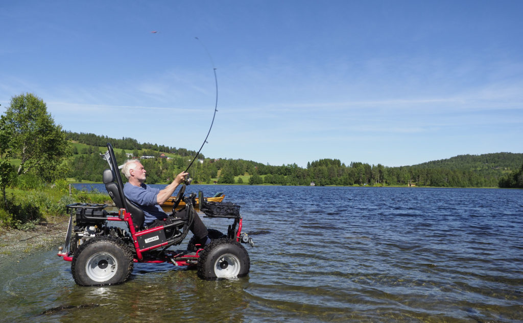 Falck har kjørt Terrengen ut i vannet og kaster med fiskestang.