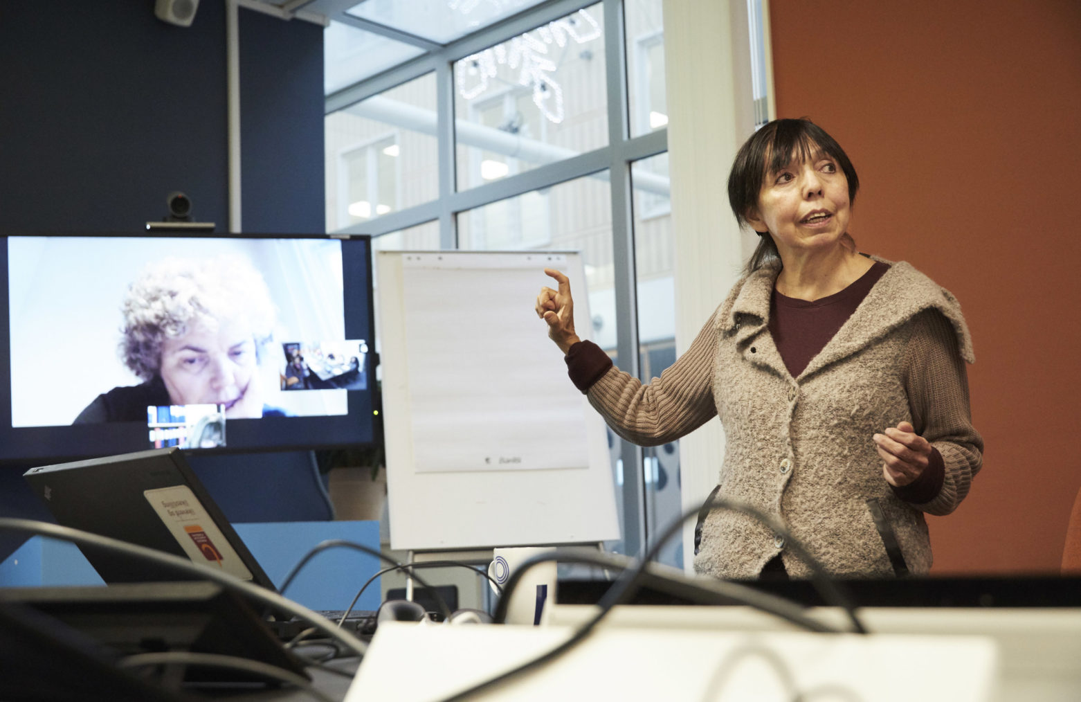 Gladys Sanchez holder innlegg mens deltakere følger konferansen på storskjerm.