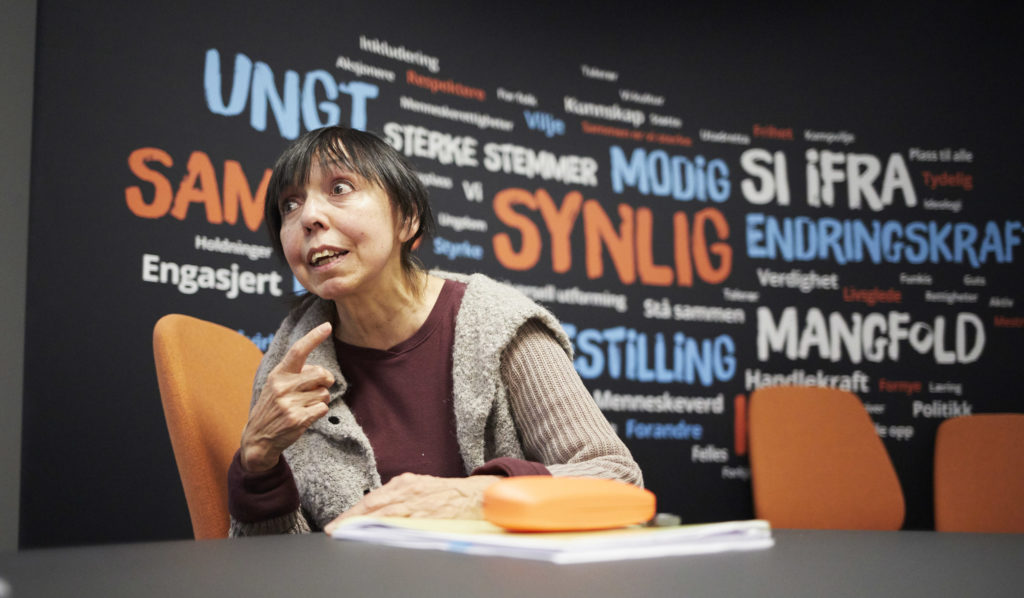 Gladys Sanchez foran een vegg med NHFs ordsky.