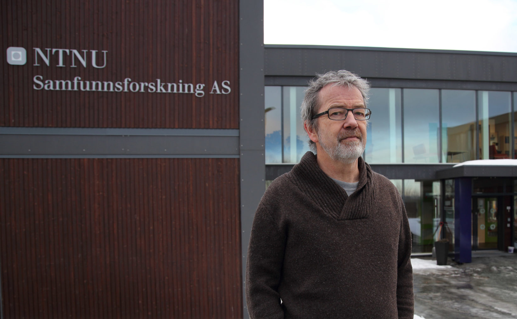 Jan Tøssebro fotografert foran inngangen til NTNU Samfunnsforskning i Trondheim.