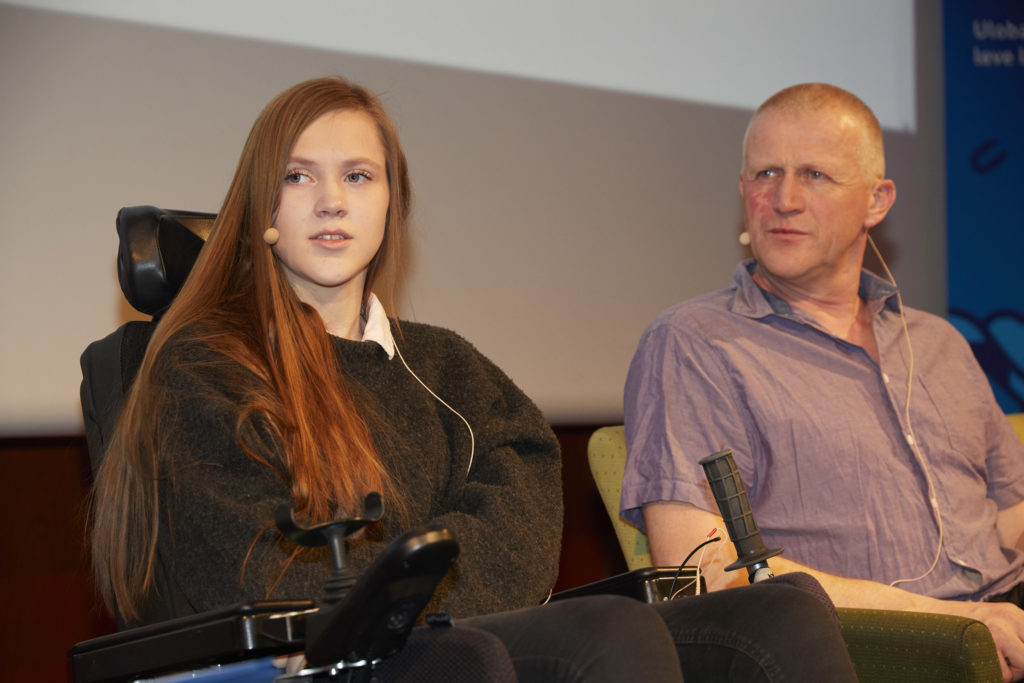 Hannah og Harald blir intervjuet på scenen.